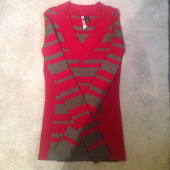 Love by Design V-neck sweater. - Picture 3 of 4