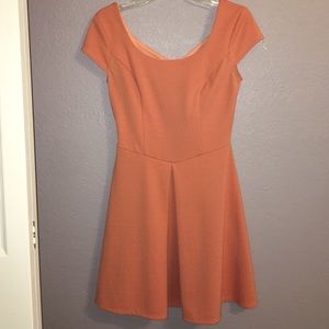 Beautifully simple yet elegant dress.