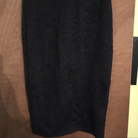 Thin black pencil skirt with floral design. - Picture 2 of 3