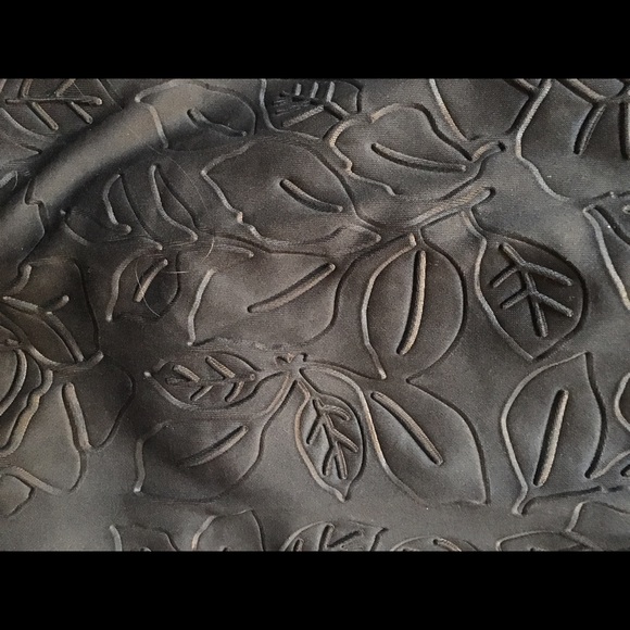 Thin black pencil skirt with floral design. - Picture 3 of 3