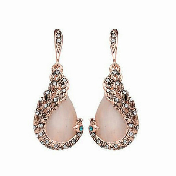Gorgeous pendant and earring set