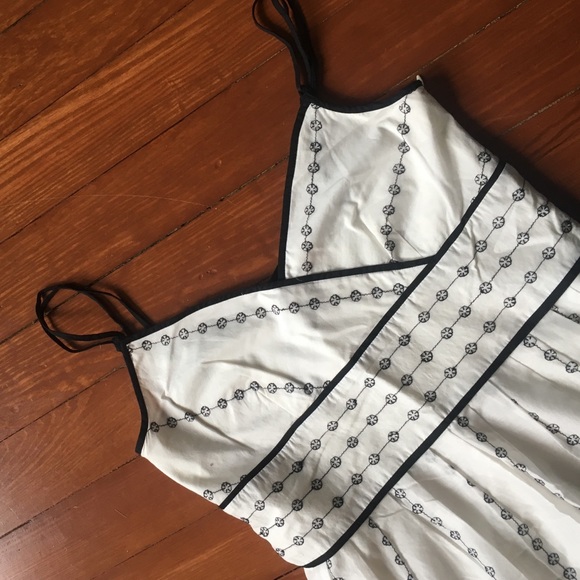Embroidered beautiful dress - Picture 2 of 4
