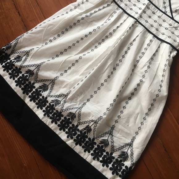Embroidered beautiful dress - Picture 3 of 4