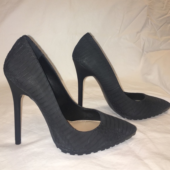 BCBGMaxAzria MA- Osture size 7 black