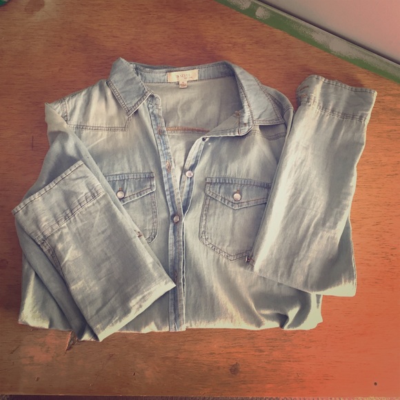 Light wash denim long sleeve shirt.😘