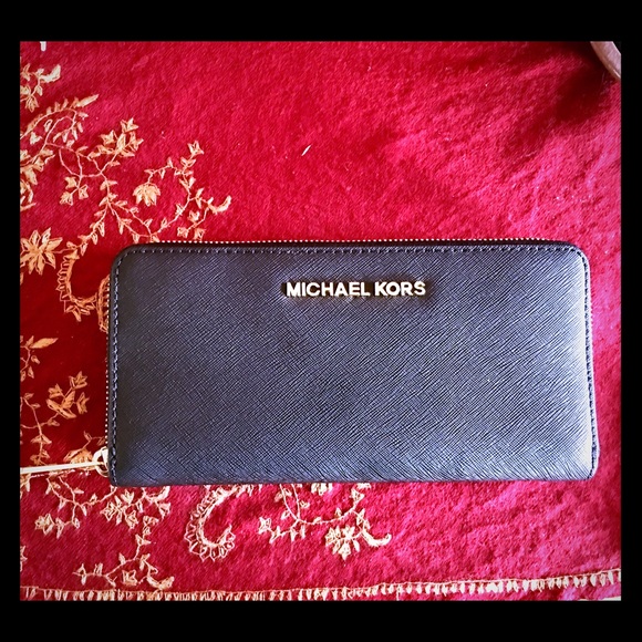 🎆Beautiful Black Michael Kors zippy Wallet! 🎆
