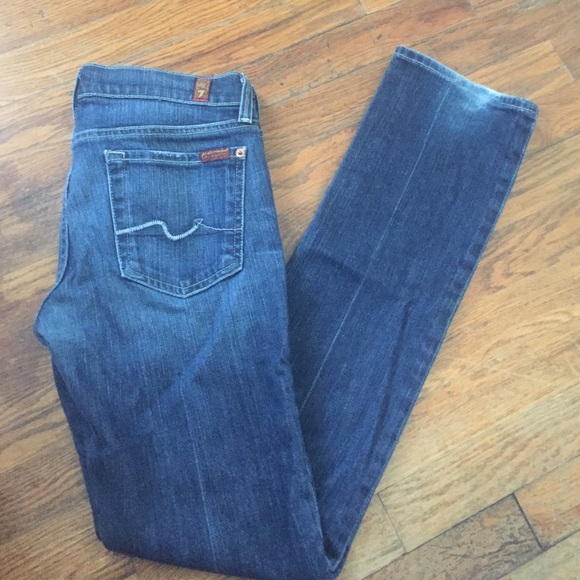 Straight leg jeans. Med wash.