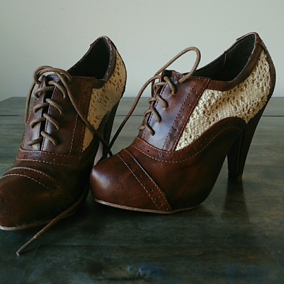 Pointy toe heels with crochet accent