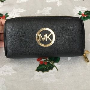MICHAEL KORS WALLET! *Authentic*