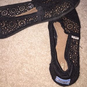 Toms black lace shoes