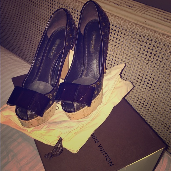 Louis Vuitton now platform heels sz 37