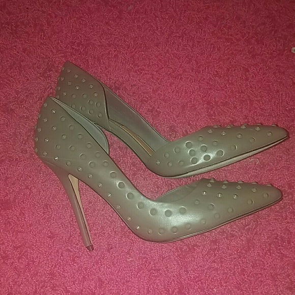 Grey pump with raised texture design