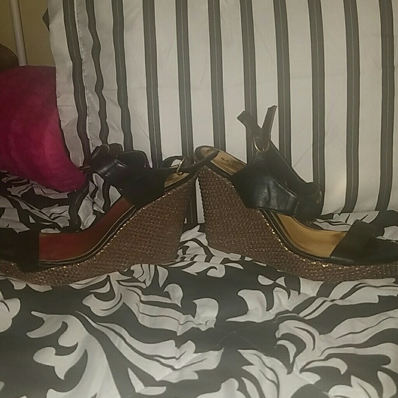 Black w/gold textured wedge