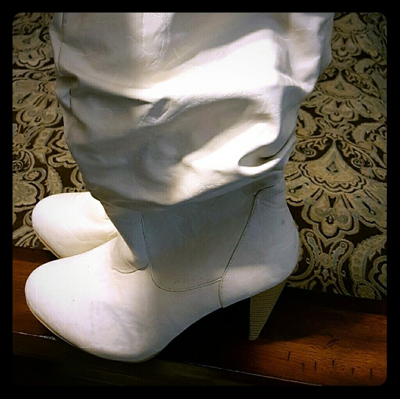 Winter white knee boots size 1q