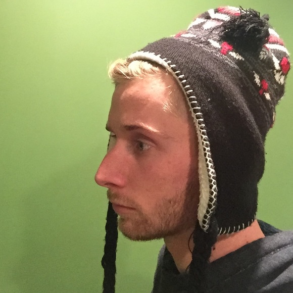 Winter hat! - Picture 3 of 4