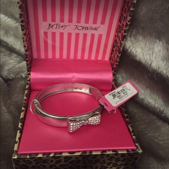 NWT🎀 Betsey Johnson silver bracelet