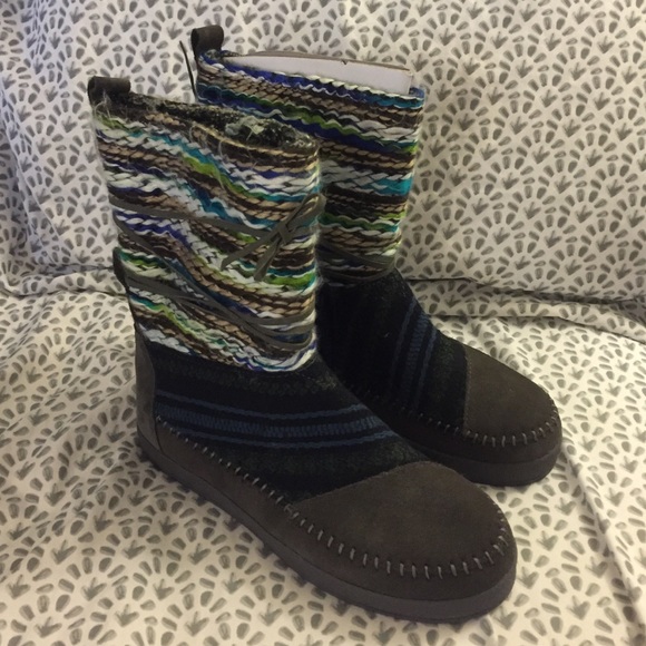 Blue and gray Toms Boots