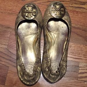 Gold snake skin Tory Burch Flats! Size 8