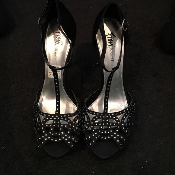 Black strappy pump - Picture 1 of 3