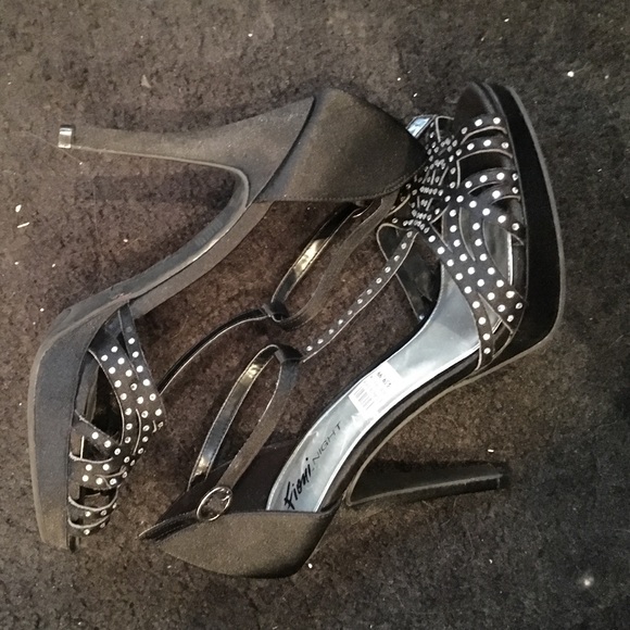 Black strappy pump - Picture 2 of 3