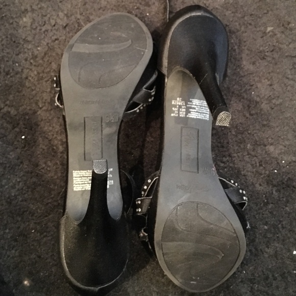 Black strappy pump - Picture 3 of 3