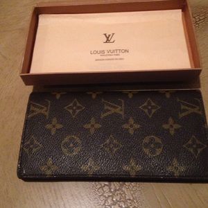 Woman's wallet a Louis Vuitton not verified