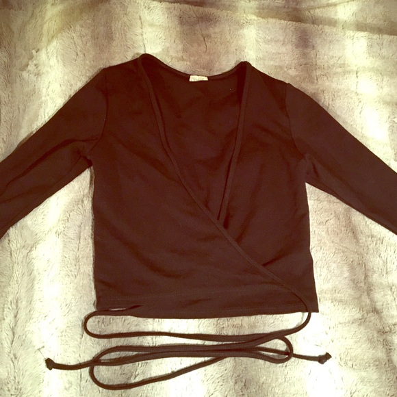 BRANDY MELVILLE BLACK CROP V NECK