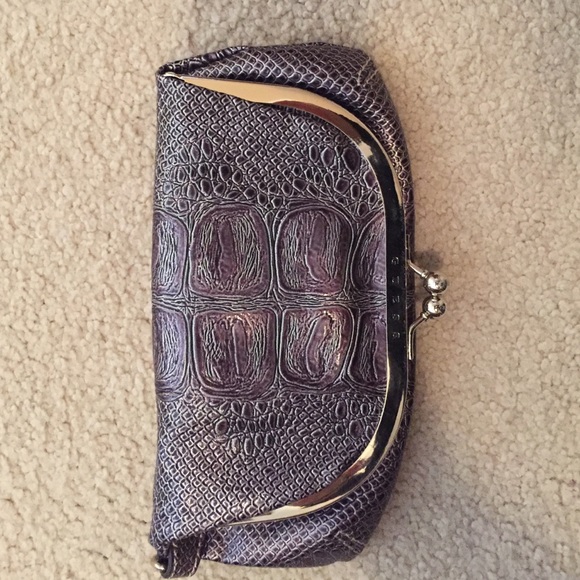 Adorable Guess clutch - Picture 1 of 3