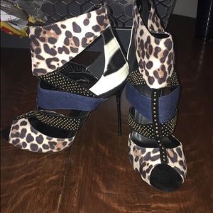Strapping animal print pump