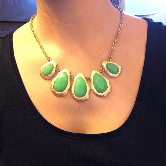 Gold and green necklace - Picture 1 of 1