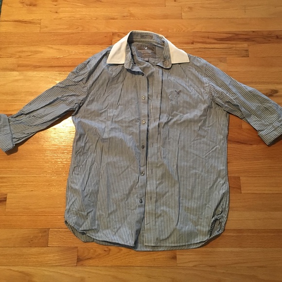 American Eagle blue pinstriped buttonup, will iron - Picture 1 of 3