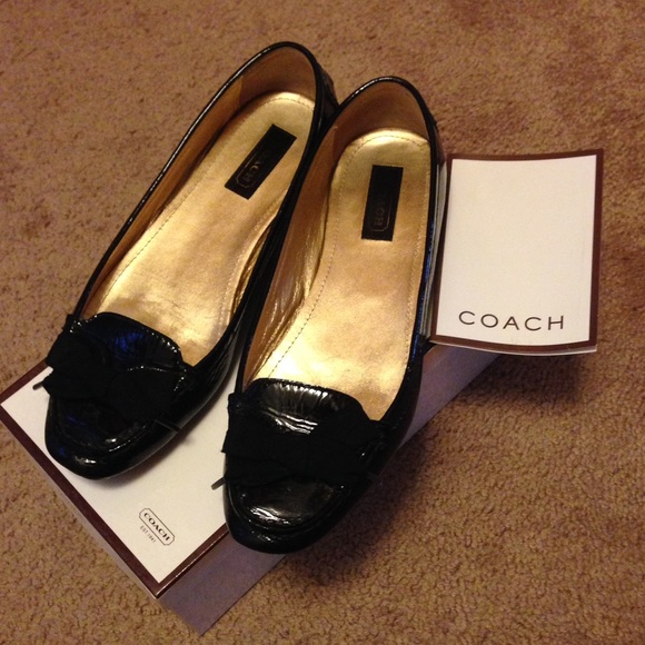 Coach flats with bow