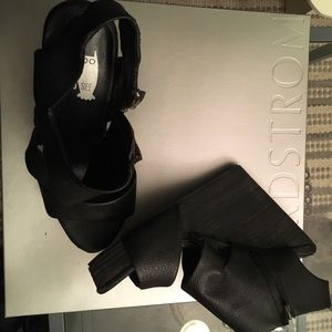 We who see leather wedges, size 6