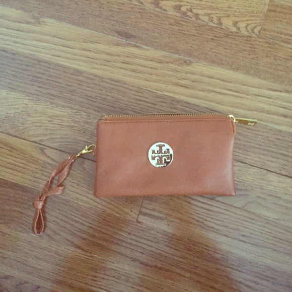 Small Cognac wristlet
