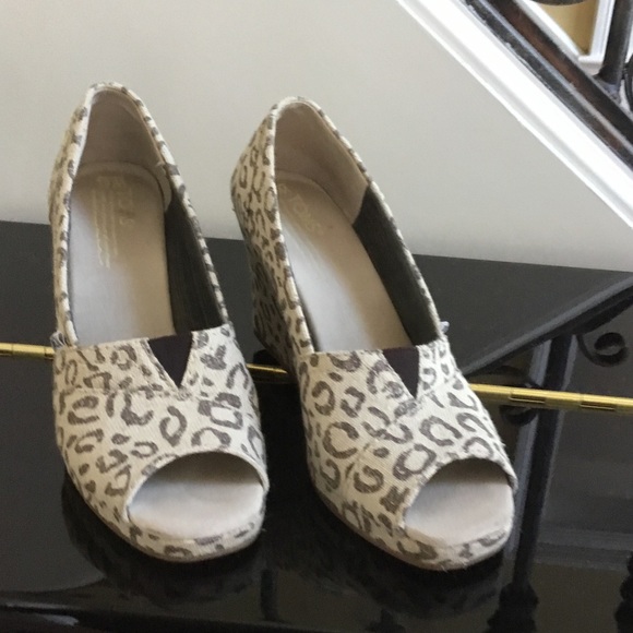 Toms canvas wedges.  Size 6 1/2 snow leopard print