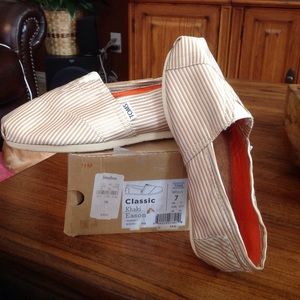 Tom's size 7 Khaki Grossgrain