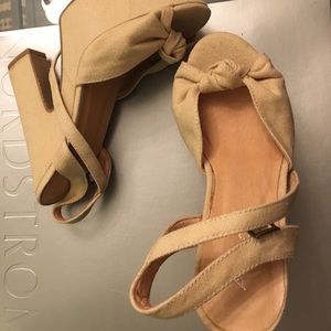 Aldo beige platform sandals, size 6