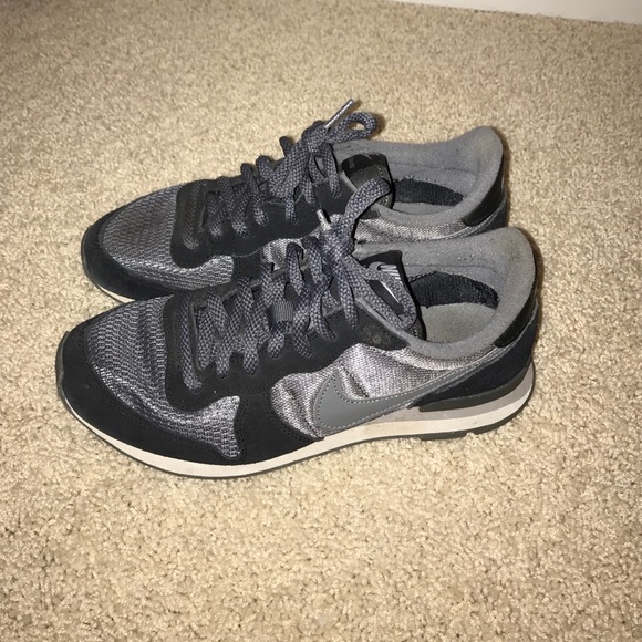 NIKE Internationalist. Grey &a Black.
