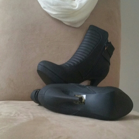 *PLATFORM STILETTO HEEL ANKLE BLACK BOOTS!* - Picture 3 of 3