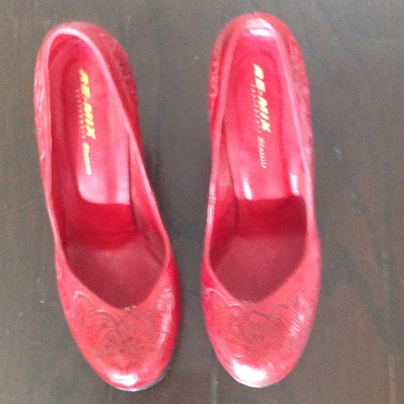 Fabulous hand tooled red pumps