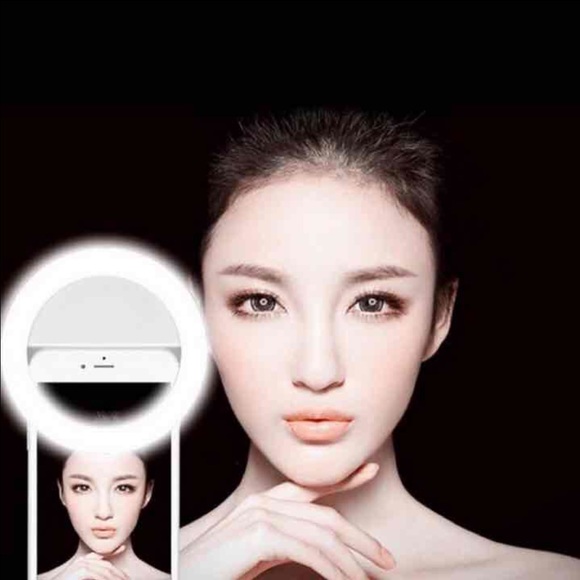 Accessories - Selfie light clip on. Needs2 AAA batteries