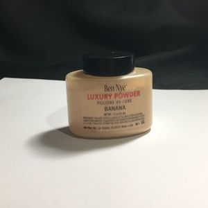 Ben Nye Luxury Powder in Banana