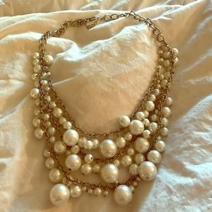 Chunky pearls statement necklace