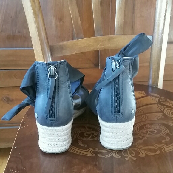 SOLD Ugg Starla wedge sandals size 9.5 M NWT - Picture 3 of 4