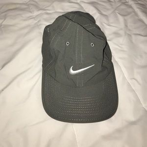 Nike Heritage 86, Featherlight, red dri-fit.