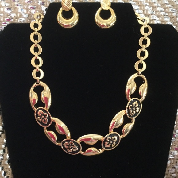 Estate Jewelry - High Class Golden Necklace & Earrings
