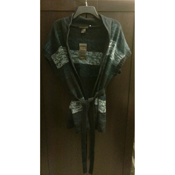 Sleeveless cardigan with tie belt