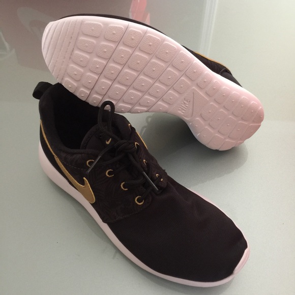 💥New💥 NIKE Roshe One Print GS ~ various sizes - Picture 2 of 4