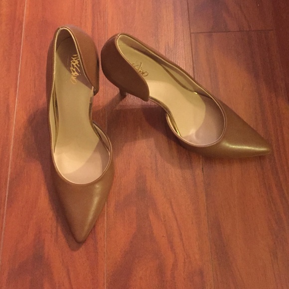 Leather pointed toe pumps with gold accent
