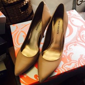 Nude 👠heels with slight Platform